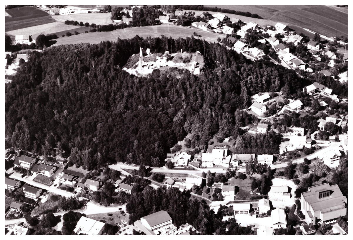 Runding mit Burgruine, 4. Juli 1999; Foto: Klaus Leidorf. Quelle: Bayerisches Landesamt für Denkmalpflege, Luftbildarchäologie, Archiv-Nr. 6742/005; SW7618-4.