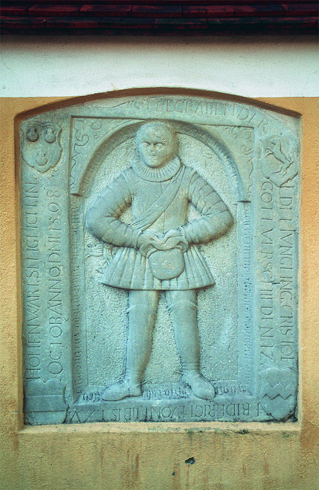 Epitaph des Christoph Friedrich von Eyb an der Nordseite der alten Rundinger Kirche. 		Foto: Amberger
