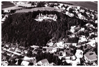 Runding mit Burgruine, 4. Juli 1999; Foto: Klaus Leidorf. Quelle: Bayerisches Landesamt für Denkmalpflege, Luftbildarchäologie, Archiv-Nr. 6742/005; SW7618-4.