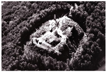 Blick auf das Gelände der Burgruine am Beginn der Grabungen, 4. Juli 1999; Foto: Klaus Leidorf. Quelle: Bayerisches Landesamt für Denkmalpflege, Luftbildarchäologie, Archiv-Nr. 6742/005; SW7618-7.