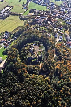 Luftbild aus der Endphase der Grabungen vom bekannten Münchner Luftbildarchäologen Klaus Leidorf vom 11. Oktober 2010.