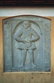 Epitaph des Christoph Friedrich von Eyb an der Nordseite der alten Rundinger Kirche. 		Foto: Amberger